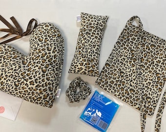 Kit de cuidados pós-mastectomia com estampa de leopardo: Almofada em formato de coração + Almofada tipo cinto de segurança + Bolsa para drenos + Elástico de cabelo + Pacote de gel. Presente para pacientes com câncer.