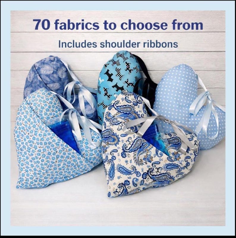 Peut inclure: Sacs en tissu en forme de c&oelig;ur avec diff&eacute;rents motifs bleus, dont des motifs floraux, cachemire et &agrave; pois, avec des poign&eacute;es en ruban blanc. Les sacs ont des poches et le texte "70 fabrics to choose from" et "Includes shoulder ribbons".