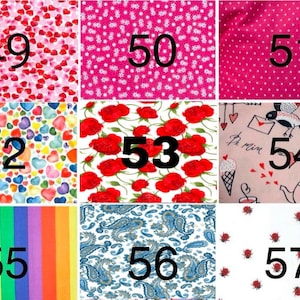 Peut inclure: Neuf &eacute;chantillons de tissu avec diff&eacute;rents motifs et couleurs. Les &eacute;chantillons comprennent des c&oelig;urs, des fleurs, des motifs cachemire et une rayure arc-en-ciel. Chaque &eacute;chantillon est num&eacute;rot&eacute; de 49 &agrave; 57 en noir.