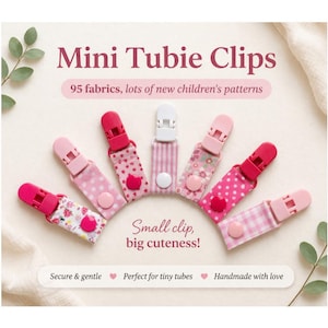 Könnte beinhalten: Mini Tubie Clips in verschiedenen rosa Mustern. Die Clips haben einen sicheren Verschluss und sind für kleine Schläuche konzipiert. Das Bild enthält den Text "Small clip, big cuteness!" und "Handmade with love."