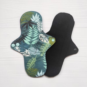 Bio Stoffpads. Dunkeltürkisfarbener Baumwollstoff mit Blättern. Wiederverwendbare Slipeinlagen. Zero Waste Damenbinden.