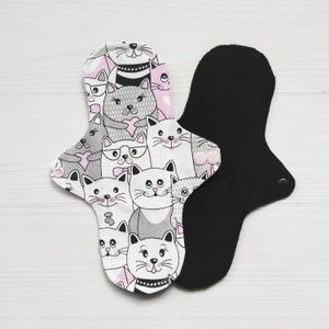 Baumwolltuchkissen mit Katzen. Wiederverwendbare Menstruationspads. Flanell oder Fleece auf der Haut. Zero Waste Damenbinden.