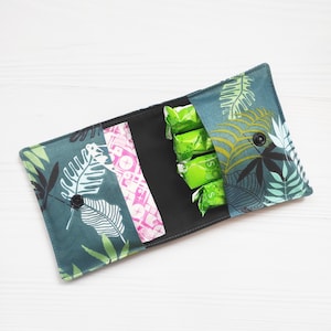 Sac de rangement pratique pour coussinets avec feuilles. Etui en coton pour protège-slips. Sac de serviettes hygiéniques. Joli porte-tampon. Trousse d'hygiène féminine.