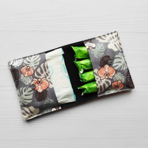 Bolsa para guardar blocs en color gris con orquídeas. Bolsa de algodón para salvaslips. Bolsa de toallas sanitarias.