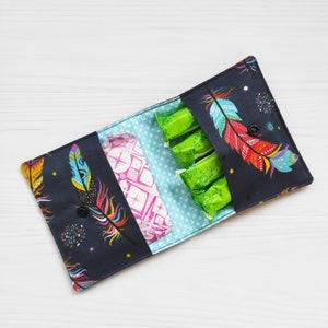 Inlegkruisjes geval met veren. Menstruatie zorg organisator. Handige maandverband en tamponhouder. Maandverband tas. Katoenen portemonnee.