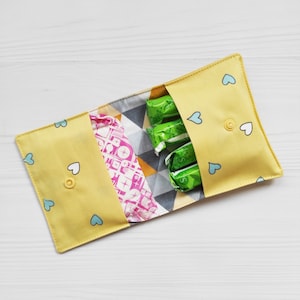 Bolsa de algodón para compresas. Porta tampones. Bolsa amarilla con corazones. Almacenamiento de protectores diarios. Bolsa escolar. Organizador conveniente.