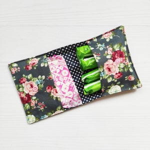 Opbergtas wattenschijfje met bloemen: discrete opberger voor vrouwelijke hygiëne