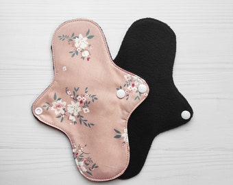 Serviette hygiénique en coton pour les règles. Serviettes hygiéniques zéro déchet. Flanelle ou polaire biologique sur la peau.