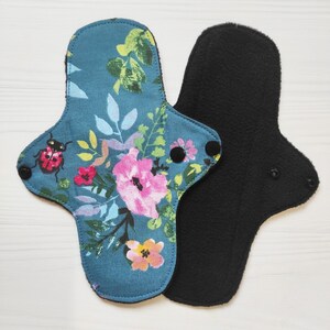 Wiederverwendbare Stoffpads mit Blumen. Baumwoll-Menstruationspads. Flanell oder Fleece auf der Haut zur Auswahl. Zero Waste Damenbinden.
