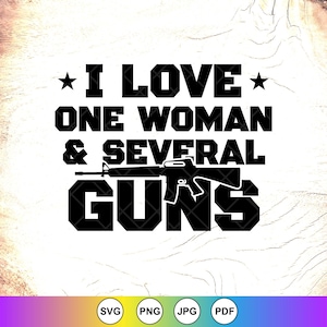 Op de afbeelding: Zwart-wit grafisch ontwerp met de tekst "I LOVE ONE WOMAN & SEVERAL GUNS" en een silhouet van een geweer. Het ontwerp bevat sterren en is geschikt voor diverse toepassingen.