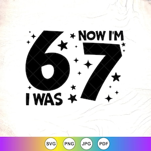 Könnte beinhalten: Schwarze Grafik auf weißem Hintergrund. Der Text lautet „ICH WAR 66, JETZT BIN ICH 67“ mit Sternakzenten. Der untere Teil des Bildes enthält Dateityp-Symbole: SVG, PNG, JPG und PDF.