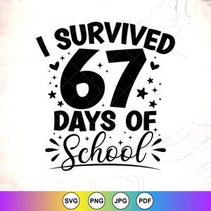 Könnte beinhalten: Schwarz-weiße Grafik mit dem Text "I Survived 67 Days of School". Das Design beinhaltet Sterne und Herzen. Unten befinden sich Dateityp-Symbole: SVG, PNG, JPG und PDF.