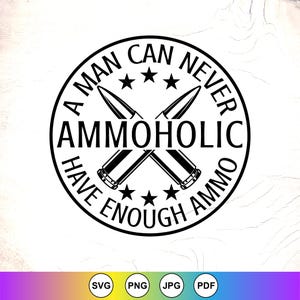 Op de afbeelding: Zwart-wit cirkelvormig grafisch ontwerp met de tekst "A MAN CAN NEVER HAVE ENOUGH AMMO". Het woord "AMMOHOLIC" staat in het midden, met gekruiste kogels en sterren.