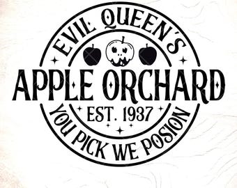 Könnte beinhalten: Schwarz-weißes kreisförmiges Design mit dem Text "EVIL QUEEN'S APPLE ORCHARD EST. 1937 YOU PICK WE POSION". Das Design enthält drei Apfelillustrationen und die Dateityp-Symbole SVG, PNG, JPG und PDF.