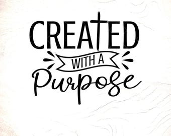 以下が含まれることがあります： 「CREATED WITH A Purpose」という言葉が筆記体で書かれた白黒のグラフィックデザイン。 「CREATED」という単語の上には十字架があります。 画像には、SVG、PNG、JPG、PDFのファイルタイプのアイコンが含まれています。