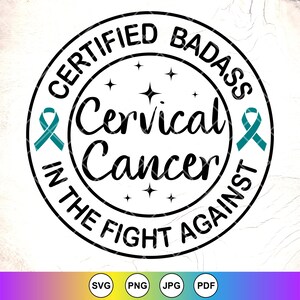 Puede incluir: Círculo blanco y negro con el texto "Certified Badass in the Fight Against Cervical Cancer" y dos cintas de concienciación de color turquesa. El círculo está decorado con pequeñas estrellas.