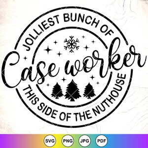 Może przedstawiać: Czarno-biały projekt graficzny koła z tekstem "Jolliest Bunch of Case Worker This Side of the Nuthouse" oraz płatkiem śniegu i sosnami wewnątrz koła.