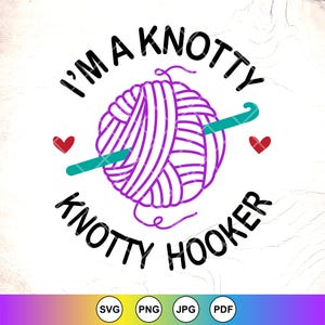 Könnte beinhalten: Eine weiße Grafik mit dem Text "I'M A KNOTTY KNOTTY HOOKER", der einen lila Wollknäuel mit einem türkisfarbenen Häkelhaken umgibt. Zwei rote Herzen befinden sich auf beiden Seiten des Wollknäuels. Der untere Teil der Grafik zeigt die Dateityp-Symbole: SVG, PNG, JPG und PDF.