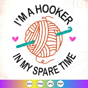 Könnte beinhalten: Eine weiße Grafik mit dem Text "I'M A HOOKER IN MY SPARE TIME" in Schwarz. Das Design zeigt einen orangefarbenen Wollknäuel mit einem türkisfarbenen Häkelhaken und zwei rosa Herzen. Am unteren Rand der Grafik befinden sich SVG-, PNG-, JPG- und PDF-Symbole.