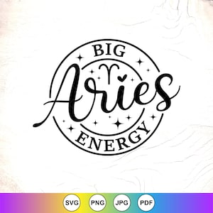 Könnte beinhalten: Schwarz-weißes Grafikdesign mit dem Wort "Aries" in Schreibschrift, umgeben von den Worten "BIG" und "ENERGY". Das Design enthält Sterne und das Sternzeichen-Symbol des Widders.