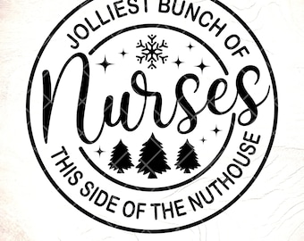 Puede incluir: Diseño circular en blanco y negro con el texto "Jolliest Bunch of Nurses This Side of the Nuthouse". El diseño presenta un copo de nieve, estrellas y tres pinos.