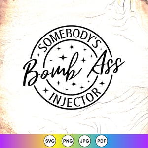 Può includere: Design grafico in bianco e nero con la scritta "SOMEBODY'S Bomb Ass INJECTOR" in un design circolare con accenti di stelle. Il design è su uno sfondo bianco con una texture di venature del legno. Include icone di tipo di file SVG, PNG, JPG e PDF.