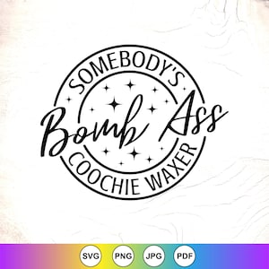 Peut inclure: Graphisme noir et blanc avec le texte "SOMEBODY'S Bomb Ass Coochie Waxer" dans un cercle orné d'étoiles. Icônes de type de fichier : SVG, PNG, JPG et PDF.