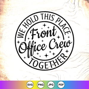 Könnte beinhalten: Ein schwarz-weißes kreisförmiges Design mit dem Text "WE HOLD THIS PLACE Front Office Crew TOGETHER". Das Design enthält Sterne und eignet sich für verschiedene Anwendungen.
