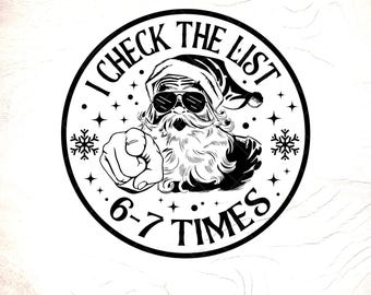 Könnte beinhalten: Schwarz-weiße Grafik von Santa Claus mit Sonnenbrille, der mit dem Finger zeigt. Der Text lautet "I CHECK THE LIST 6-7 TIMES" in einem kreisförmigen Design mit Schneeflocken und Sternen.