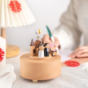 Personalisierte Spieluhr aus Holz, glückliche Jungvermählten Spieluhr, maßgeschneiderte Spieluhr, einzigartiges Geschenk, besonderes Andenken