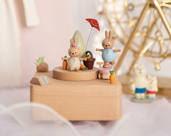 Personalisierte hölzerne Häschen-Spieluhr: Skateboard-Thema, graviertes Geschenk