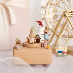Caja de música de madera personalizada, caja de música con forma de conejito en patineta, caja de música personalizada, regalo único, recuerdo especial