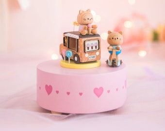 Personalisierte hölzerne Spieluhr: Süßes Reisethema, graviertes Geschenk