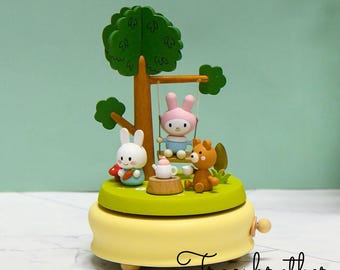 Personalisierte Kinderspieluhr: Handgemachtes Holzgeschenk