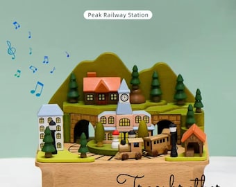 Personalisierte Holzzug Spieluhr: Handgemachtes rotierendes Geschenk