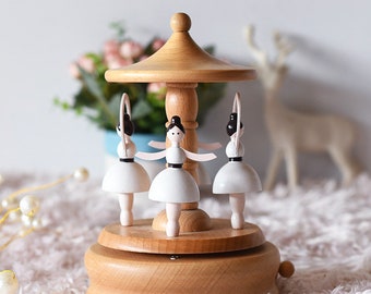 Personalisierte tanzende Engel-Spieluhr: Graviertes hölzernes Andenken