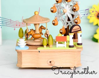 Personalisierte Karussell-Spieluhr: Handgemachtes Holzgeschenk 'Schloss im Himmel'