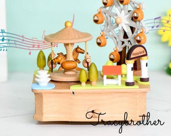 Personalisierte Holzzug Spieluhr: Handgemachtes rotierendes Geschenk