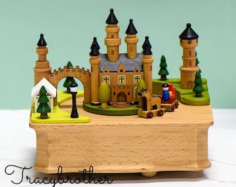 Personalisierte Holzzug Spieluhr: Handgemachtes rotierendes Geschenk