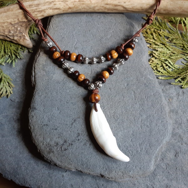 Véritable collier tribal en dents de coyote pour hommes. Authentique croc de loup blanc avec perles en bois et argent. Bijoux bohème naturels pour lui