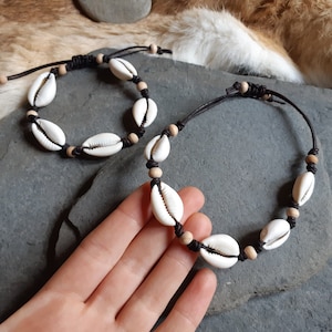 Kaurischelpenarmband met grote schelpen. Handgemaakte sieraden van natuurlijk leer. Surfarmband voor mannen en vrouwen, tribale Afrikaanse zee-sieraden