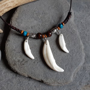 Collier de véritables dents de coyote de style tribal amérindien. Amulette crocs de loup avec perles et cuir véritable. Style primitif pour hommes.