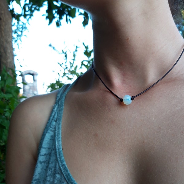 Girocollo con pietra di opalite su laccetto di pelle. Girocollo minimalista boho con perla di cristallo. Collana artigianale regalo per lei