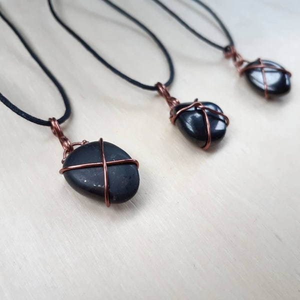 Ciondoli di Shungite wire wrapped con rame. Collana protezione EMF (frequenze elettromagnetiche). Piccolo ciondolo da uomo minimalista