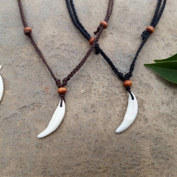 Pendentif avec un véritable style tribal en dents de coyote. Collier croc de loup pour homme. Style de surf bushcraft primitif. Cadeau simple pour lui.