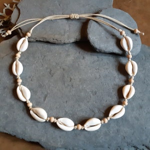 Chokerketting met kaurischelpen en grote schelpen. Surfsieraden voor mannen en vrouwen, tribale zeesieraden, handgemaakte Afrikaanse damesketting