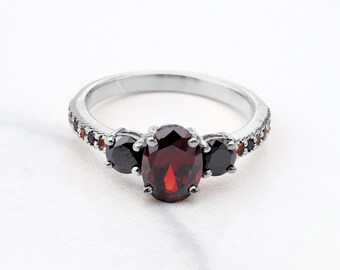 Anillo de compromiso gótico de vampiro con granate rojo de corte ovalado y espinela negra redonda, 3 piedras, compromiso de boda, anillos con múltiples piedras preciosas de circonita cúbica.