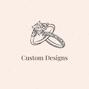 Puede incluir: Ilustración en blanco y negro de dos anillos, uno con una gema de corte cuadrado y el otro con una banda de pequeñas piedras. El texto "Custom Designs" está debajo sobre un fondo melocotón claro.