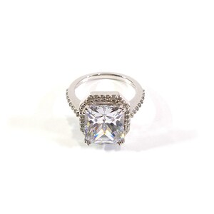 Anillo de compromiso con halo de diamantes de talla radiante de 7,40 TCW inspirado en celebridades para mujer, anillo de aniversario de plata de ley 925, regalo para esposa y novia