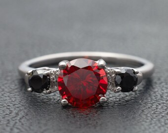 Anillo de compromiso gótico de tres piedras para mujer, con granate rojo natural y espinela negra. Anillo de promesa para ella. Plata de ley 925, oro blanco.